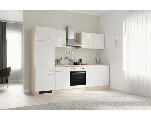 Světlá kuchyně s bílými skříňkami a nerezovým odsavačem par