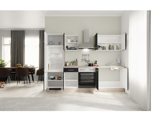 Vestavěná kuchyně s lednicí, sporákem, dřezem a nástěnnými skříňkami ve světlé místnosti