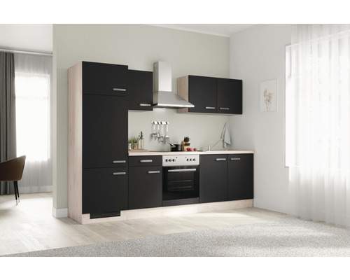 Světlá kuchyně s černými skříňkami, digestoří a elektrickým sporákem