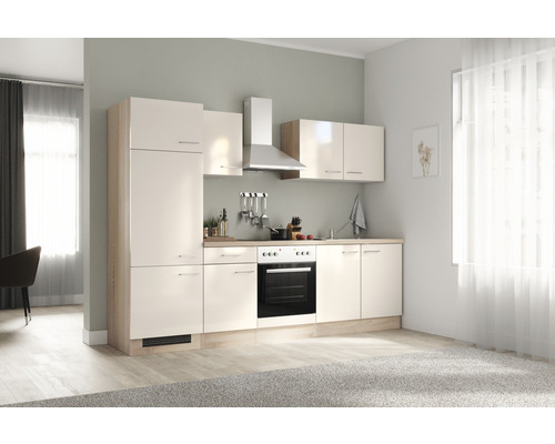 Kompletní kuchyňská linka se závěsnými skříňkami, digestoří a vestavnou troubou ve světlém, moderně zařízeném pokoji.