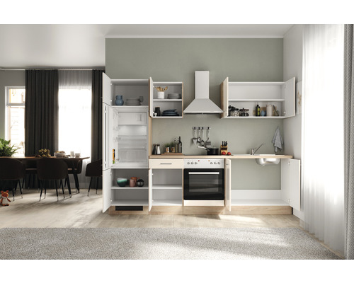 Kuchyňská linka se závěsnými prvky, dřezem, sporákem a chladničkou ve světlé místnosti