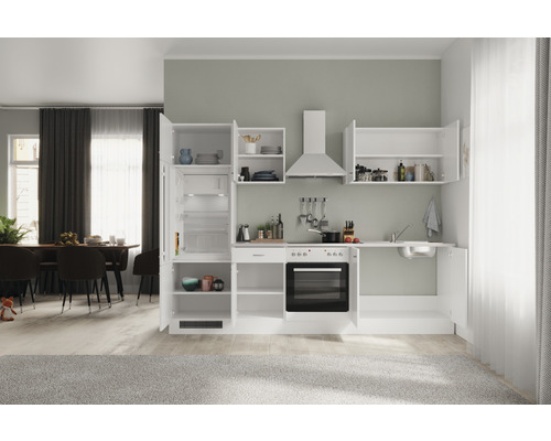 Světlá kuchyně s elektrickými spotřebiči a úložným prostorem