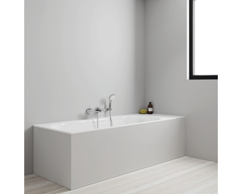 Koupelna s vestavěnou vanou, baterií a ruční sprchou