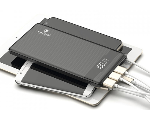 Powerbank s několika zařízeními a kabely