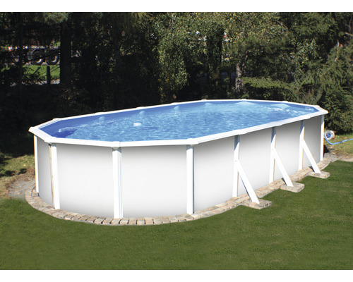 Oválný nadzemní bazén naplněný vodou na zahradě.