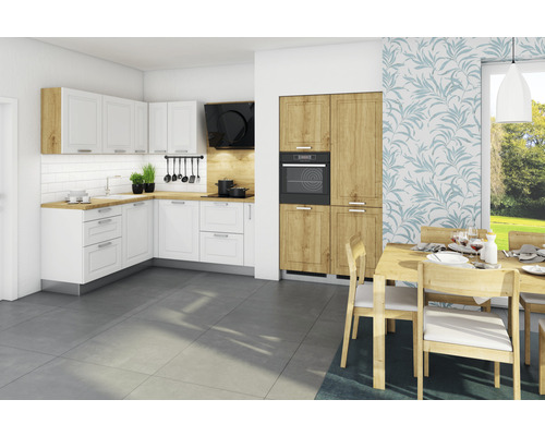 Světlá kuchyně s bílými skříňkami, dřevěnou pracovní deskou a jídelním stolem