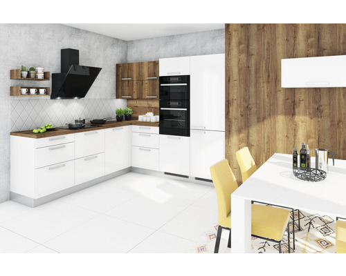 Moderní kuchyně s bílými skříňkami, dřevěnými prvky a jídelním stolem