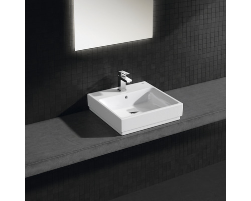 Čtvercové keramické umyvadlo na desku s baterií a zrcadlem v koupelně