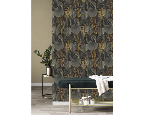 Pohled do místnosti s vzorovanou tapetou s motivem botanických listů.