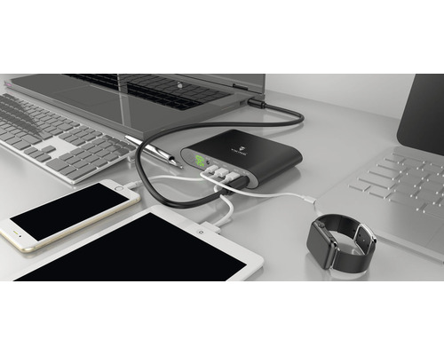 Několik elektronických zařízení, včetně notebooku, tabletu a smartphonu, připojených k černé powerbance