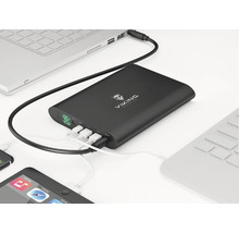 Černá powerbanka značky Viking Technology nabíjí několik zařízení současně