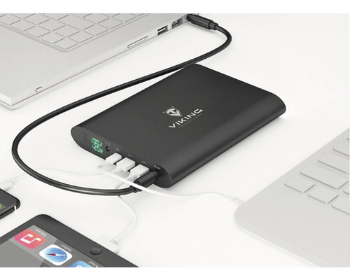 Černá powerbanka značky Viking Technology nabíjí několik zařízení současně