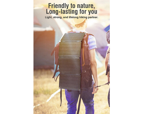 Osoba s přenosným solárním panelem na batohu při turistice