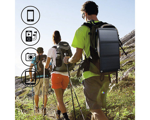 Turisté se solárním panelem na batohu pro nabíjení elektronických zařízení