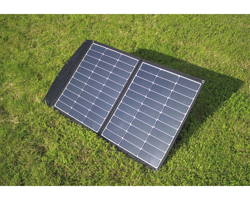Skládací solární panel na trávníku