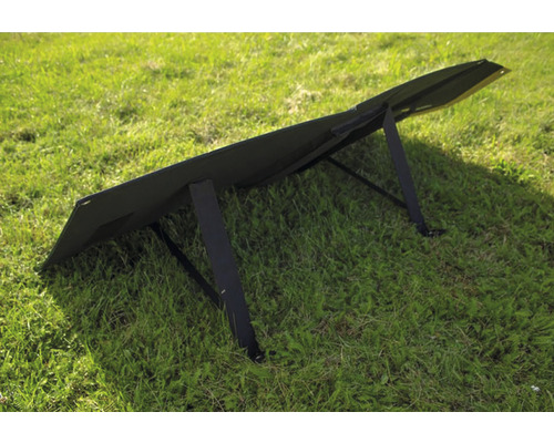 Přenosný solární modul na louce