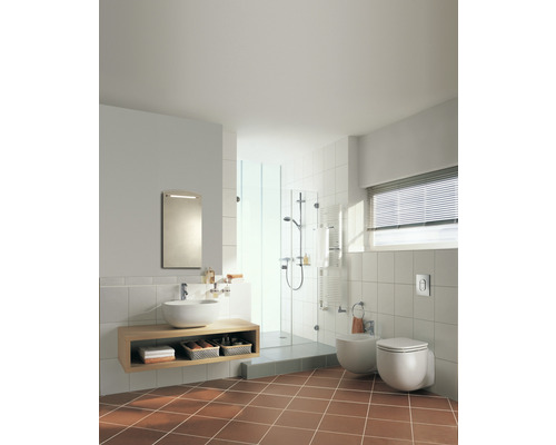 Světlá koupelna se sprchou, umyvadlem, zrcadlem, toaletou a bidetem