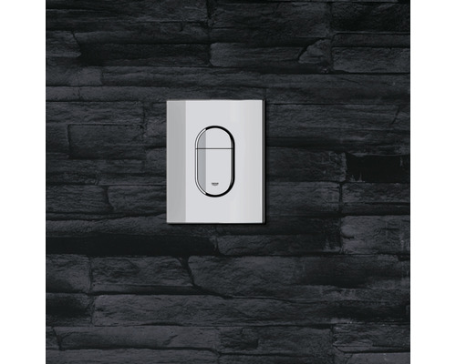 Ovládací tlačítko Grohe na kamenné zdi