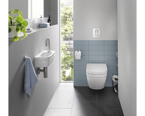 Koupelna se závěsným WC, umyvadlem a obklady