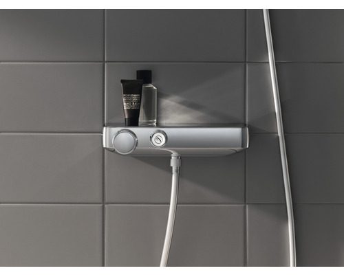 Nástěnný sprchový termostat s poličkou a sprchovým setem v koupelně