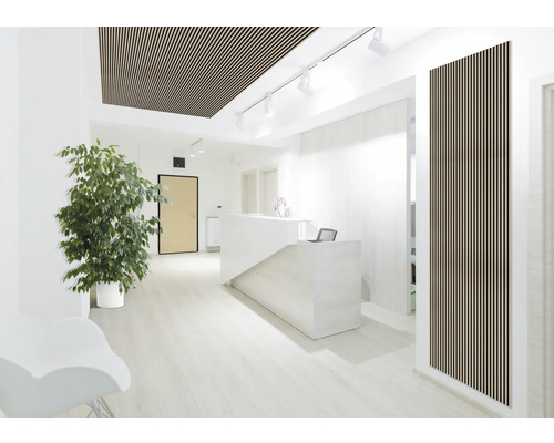 Světlá recepce s lamelovým stropem a akustickými panely na zdi