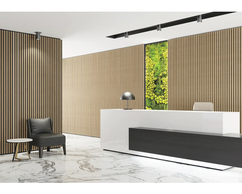 Světlý recepční prostor s dřevěnými panely, recepcí, posezením a dekorací