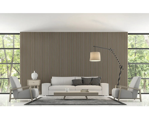 Obývací pokoj s dřevěnou lamelovou stěnou, pohovkou, křesly a stojací lampou