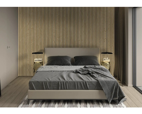 Ložnice s postelí, nočními stolky a stěnou s dřevěnými panely