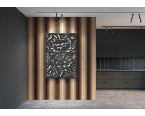 Dekorativní nástěnný obraz s kuchyňskými motivy a nápisem Schauraum geöffnet v kuchyni