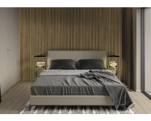 Ložnice s dvoulůžkem, nočními stolky a dřevěným obkladem stěn