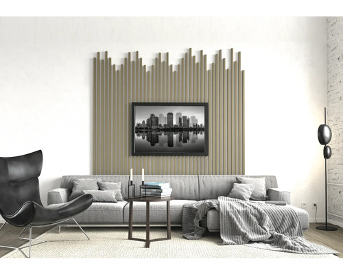 Moderní obývací pokoj s pohovkou, křeslem, odkládacím stolkem, stojací lampou a nástěnnými panely