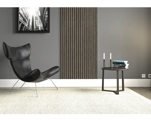 Obývací pokoj s křeslem, akustickým panelem a odkládacím stolkem