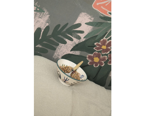 Miska s müsli a lžící na dece