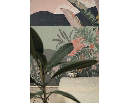 Dekorativní ložnice s tapetou se vzorem džungle, bílou postelí a pokojovou rostlinou