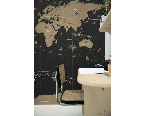 Mapa světa jako dekorace na zeď v místnosti se stolem a židlí