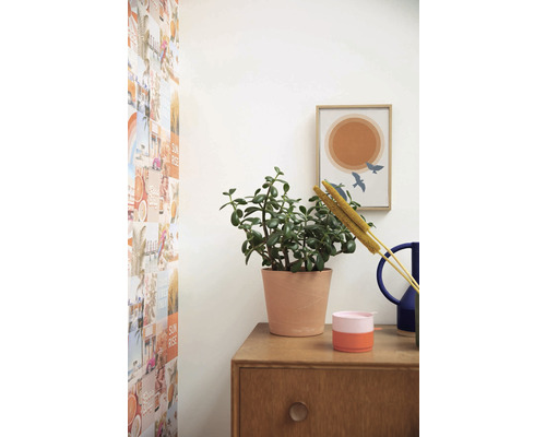 Dekorativní interiér s komodou, pokojovou rostlinou v květináči, obrázkem a tapetou