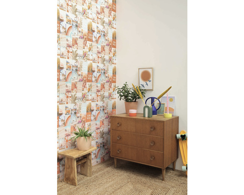 Dekorativní pokoj s komodou, stoličkou, pokojovými rostlinami a fototapetou