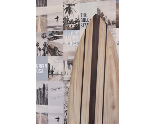Dřevěné surfové prkno před koláží kalifornských obrázků
