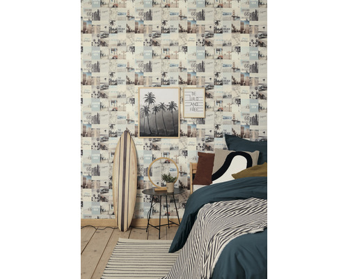 Ložnice s fototapetou, surfovacím prknem, postelí a odkládacím stolkem