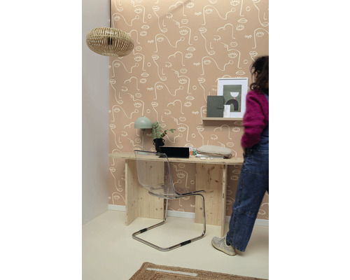 Design pokoje s psacím stolem, průhlednou židlí, dekorací a tapetou s obličeji