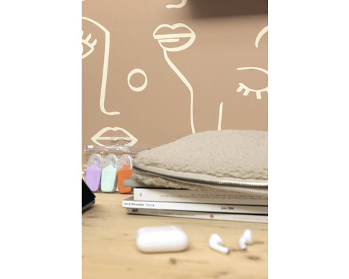 Stolní scéna s pouzdrem na tužky, zvýrazňovači a sluchátky