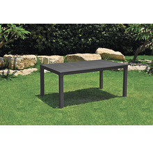 Zahradní scéna s obdélníkovým jídelním stolem z polyratanu