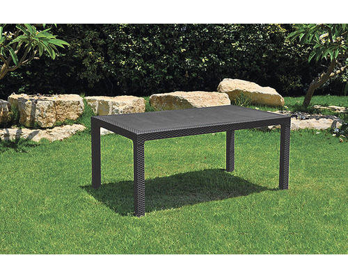 Zahradní scéna s obdélníkovým jídelním stolem z polyratanu