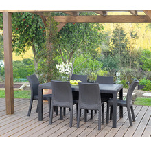 Zahradní nábytek se stolem a šesti židlemi na dřevěné terase pod pergolou