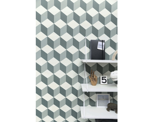 Nástěnná dekorace s geometrickou tapetou ve tvaru kostky a bílými policemi