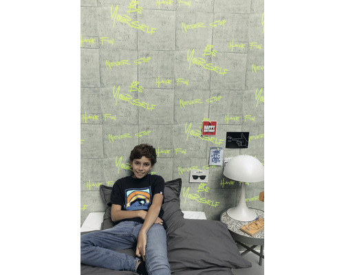 Dekorativní pokoj pro mladé s designem stěn a postelí