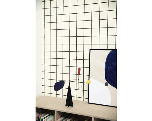 Pohled do místnosti s tapetou s kostkovaným vzorem.