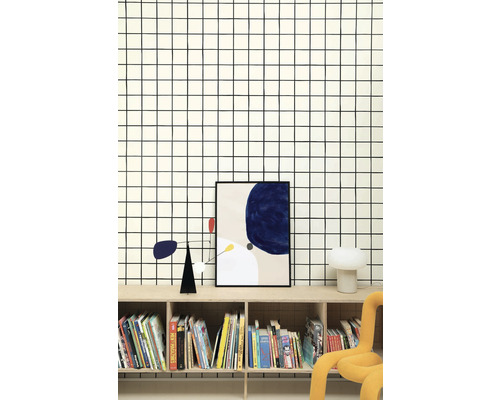 Pokoj s tapetou s mřížkou, knihovnou a dekoracemi