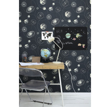 Pokoj se stolem, židlí, lampou a tapetou s astronomickými motivy