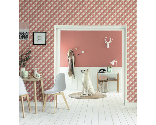 Útulný interiér s tapetou se vzorem, jídelním stolem, židlemi a psem